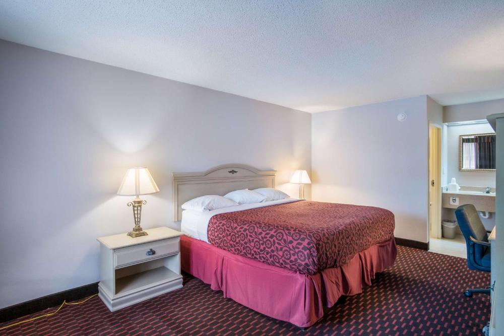 Deluxe King Room - Non-Smoking interior